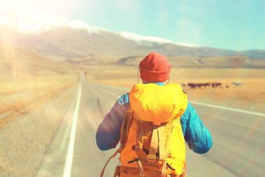 Otoyol macerası sırt çantalı adam manzara yürüyüşü, dağlar özgürlüğe bakıyor