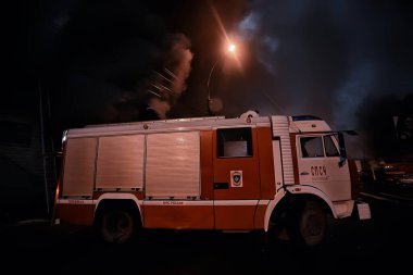 Vologda, Rusya - 16 Eylül - Yangın kırmızı kamyon gece yangını, duman, acil durum, 16 Eylül 2017 Vologda, Rusya
