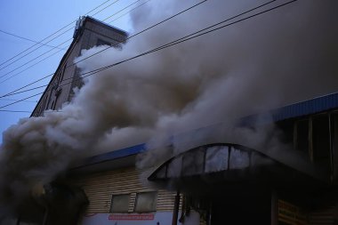 Vologda, Rusya - 16 Eylül: Gece yangını, insanlarla görüş, yangın ve dumanla dramatik trajedi, 16 Eylül 2017 Vologda, Rusya