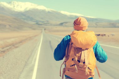 Otoyol macerası sırt çantalı adam manzara yürüyüşü, dağlar özgürlüğe bakıyor