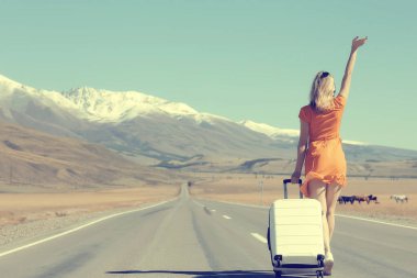 Kadın konsepti otostop çekme elbise valizi, kadın seyahat turisti
