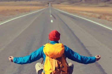 Yol meditasyon seyahati adam oturmuş meditasyon yapıyor özgürlük.