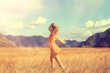 Saha dağlarındaki kız özgürlük elbisesi, çevre dostu, yaz manzarası aktif dinlenme