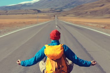 Yol meditasyon seyahati adam oturmuş meditasyon yapıyor özgürlük.