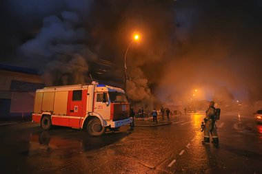 Vologda, Rusya - 16 Eylül: Gece yangını, insanlarla görüş, yangın ve dumanla dramatik trajedi, 16 Eylül 2017 Vologda, Rusya