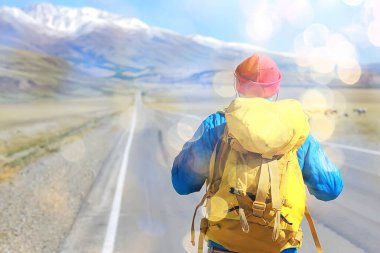 Otoyol macerası sırt çantalı adam manzara yürüyüşü, dağlar özgürlüğe bakıyor