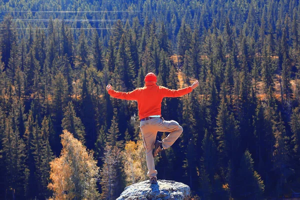 Buddhism Viaje Meditación Hombre Haciendo Yoga Pantalones Amarillos Tradicionales Naturaleza — Foto de Stock