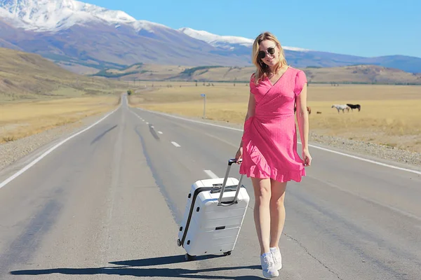 Sexy Meisje Jurk Met Koffer Snelweg Zomer Reizen Vrijheid Vrouw — Stockfoto