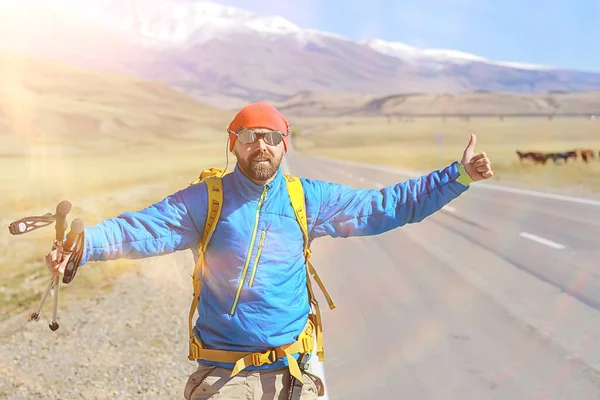 Estrada Aventura Mochila Homem Paisagem Trekking Montanhas Ver Liberdade — Fotografia de Stock