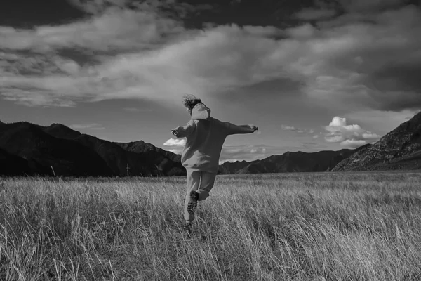 Campo Montagne Salto Ragazza Stile Vita Attivo All Aperto Libertà — Foto Stock