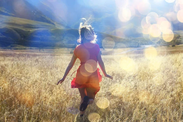 Дівчина Польових Горах Одягається Свобода Екологічно Чистий Літній Пейзаж Активний — стокове фото