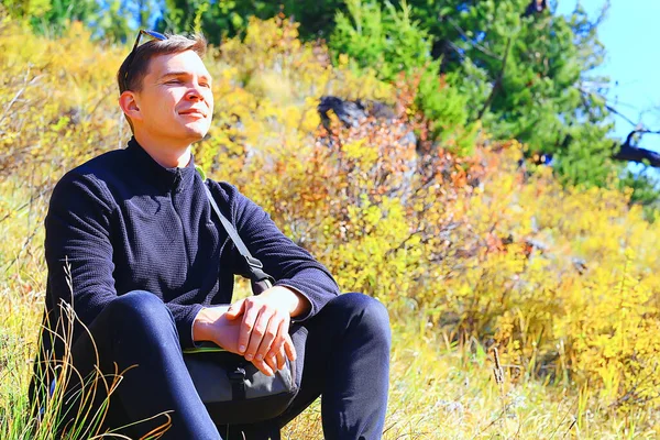 Homem Montanhas Com Espírito Meditação Viajar Natureza Atividades Livre — Fotografia de Stock