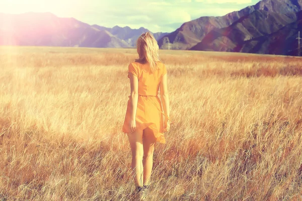 フィールドの山の少女は 環境に優しい 夏の風景活動的な残りの部分をドレス — ストック写真