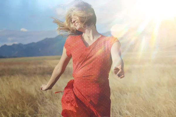 Chica Campo Montañas Vestido Libertad Respetuoso Del Medio Ambiente Paisaje — Foto de Stock