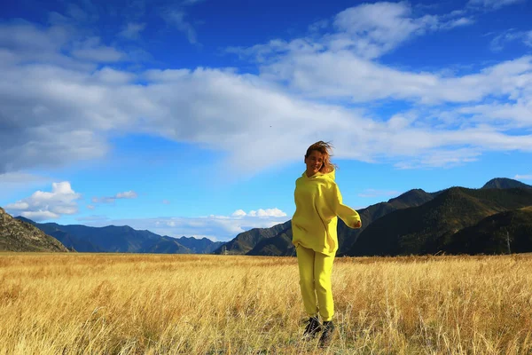 Campo Montagne Salto Ragazza Stile Vita Attivo All Aperto Libertà — Foto Stock