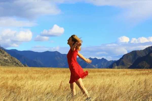 Ragazza Nel Campo Montagne Vestire Libertà Eco Friendly Paesaggio Estivo — Foto Stock