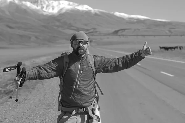 Estrada Aventura Mochila Homem Paisagem Trekking Montanhas Ver Liberdade — Fotografia de Stock