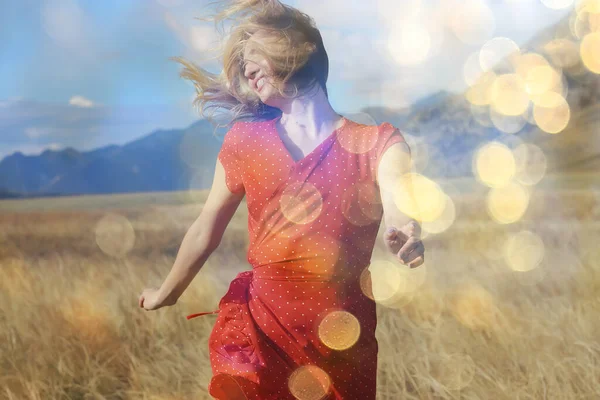 Ragazza Nel Campo Montagne Vestire Libertà Eco Friendly Paesaggio Estivo — Foto Stock