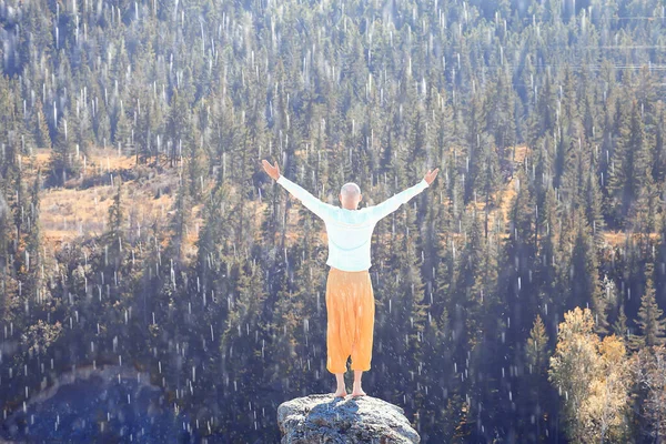 Buddismo Meditazione Viaggi Uomo Che Yoga Pantaloni Gialli Tradizionali Natura — Foto Stock