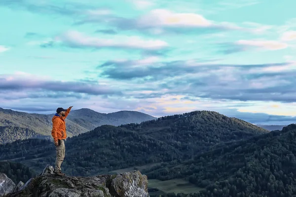 Homme Montagne Leva Les Mains Concept Liberté Victoire Aventure Active — Photo