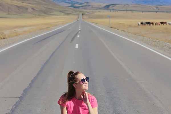 Mooie Vrouw Bergen Met Meditatie Stemming Natuur Landschap Zomer — Stockfoto