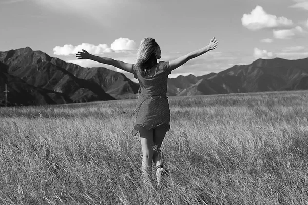 Girl Field Mountains Dress Freedom Eco Friendly Summer Landscape Active — Stock Photo, Image