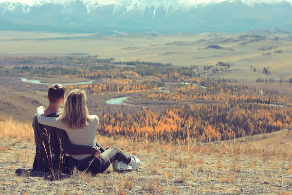 Pareja Viajes Montañas Viaje Naturaleza Ver Hombre Mujer Actividades Aire — Foto de Stock