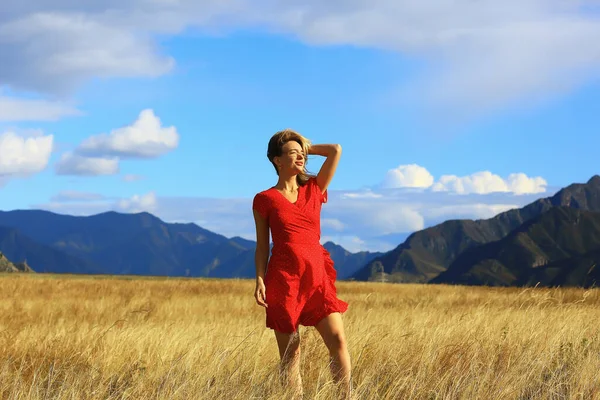 Menina Campo Montanhas Vestido Liberdade Eco Friendly Paisagem Verão Descanso — Fotografia de Stock