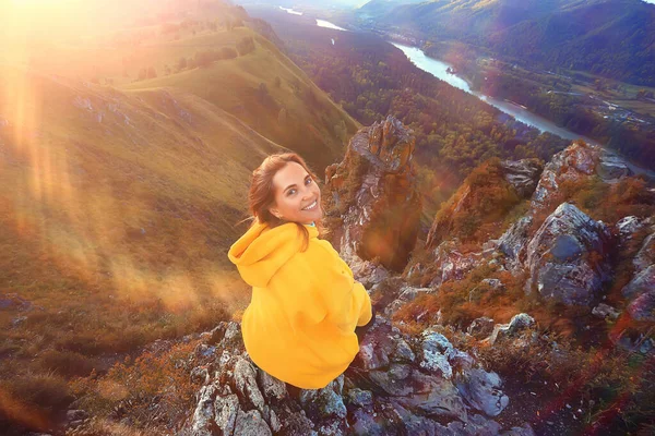 Mooie Vrouw Bergen Met Meditatie Stemming Natuur Landschap Zomer — Stockfoto