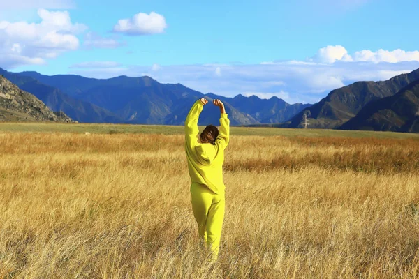 Campo Montanhas Saltando Menina Estilo Vida Ativo Livre Liberdade Felicidade — Fotografia de Stock