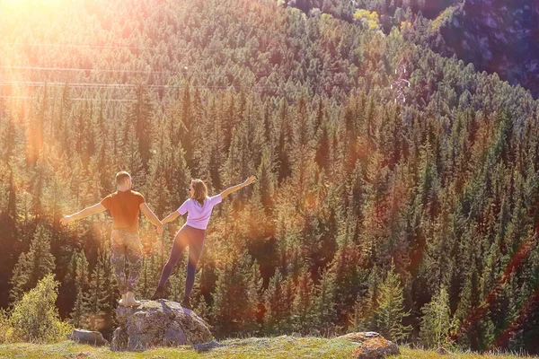 Paar Reizen Bergen Reizen Natuur Uitzicht Man Vrouw Outdoor Activiteiten — Stockfoto