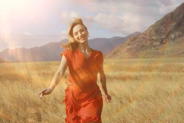 Ragazza Nel Campo Montagne Vestire Libertà Eco Friendly Paesaggio Estivo — Foto Stock