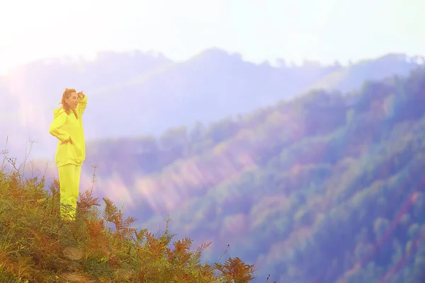 Bela Fêmea Montanhas Com Humor Meditação Verão Paisagem Natureza — Fotografia de Stock
