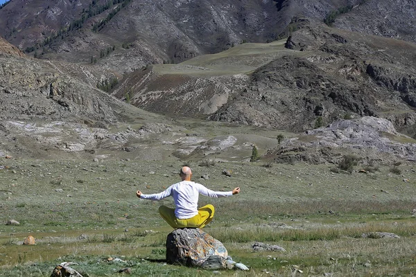 Buddhizmus Meditáció Utazás Ember Csinál Jóga Hagyományos Sárga Nadrág Természetben — Stock Fotó