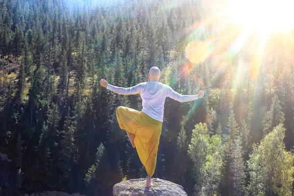 Buddhism Viaje Meditación Hombre Haciendo Yoga Pantalones Amarillos Tradicionales Naturaleza —  Fotos de Stock