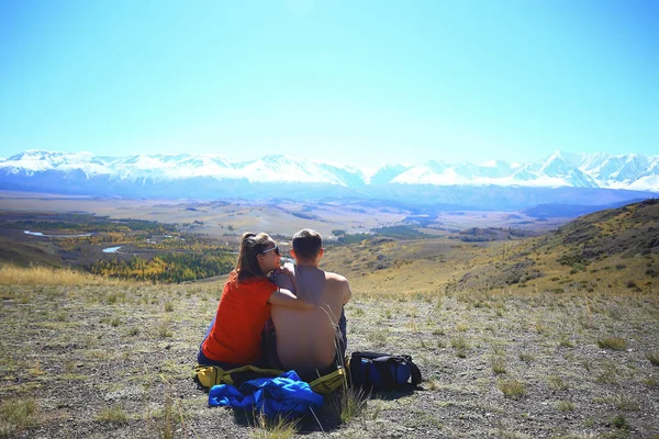 Pár Podzimní Altai Milovníci Hor Aktivní Dobrodružství Cestování Šťastný Cestovní — Stock fotografie