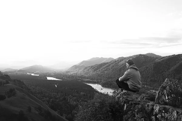 Cara Montanhas Sentado Viagem Turística Masculina Verão Ativo — Fotografia de Stock