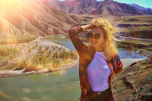 Mooie Vrouw Bergen Met Meditatie Stemming Natuur Landschap Zomer — Stockfoto