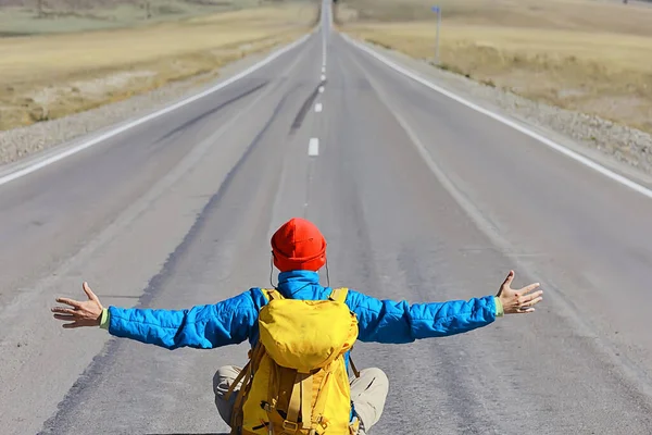 Otoyol Macerası Sırt Çantalı Adam Manzara Yürüyüşü Dağlar Özgürlüğe Bakıyor — Stok fotoğraf