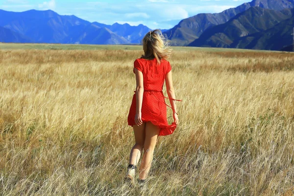 Góry Podróży Pole Dziewczyna Wolność Szczęście Koncepcja Aktywna — Zdjęcie stockowe