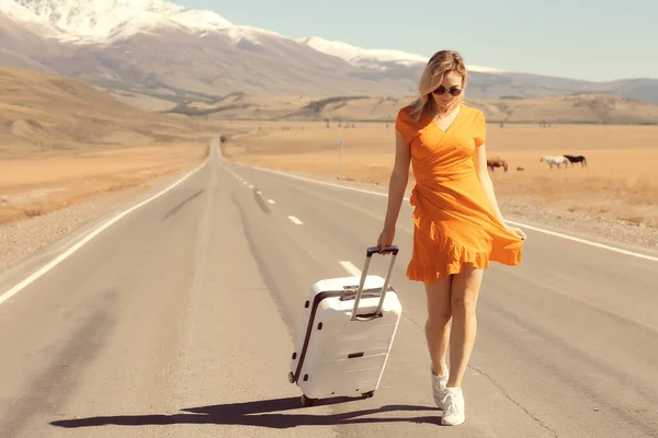 Sexy Girl Dress Suitcase Highway Summer Travel Freedom Woman Tourist — Stock Photo, Image