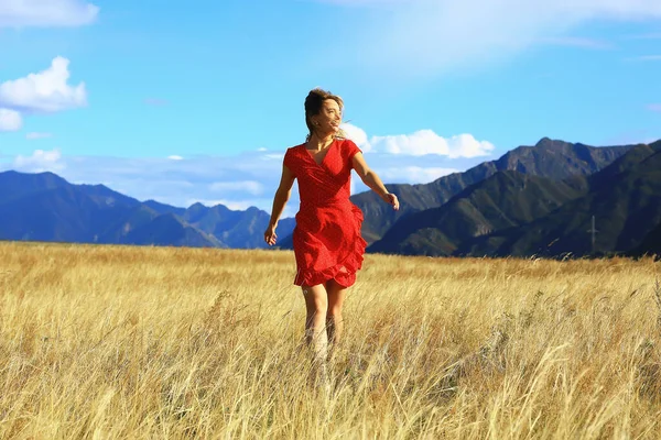 Ragazza Nel Campo Montagne Vestire Libertà Eco Friendly Paesaggio Estivo — Foto Stock