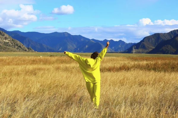 Campo Montanhas Saltando Menina Estilo Vida Ativo Livre Liberdade Felicidade — Fotografia de Stock