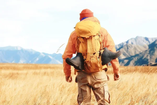 Trekking Bergen Man Wandelstokken Reizen Avontuur Man Met Rugzak — Stockfoto