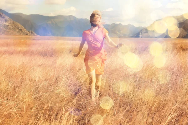 Mädchen Auf Dem Feld Berge Kleid Freiheit Umweltfreundlich Sommer Landschaft — Stockfoto