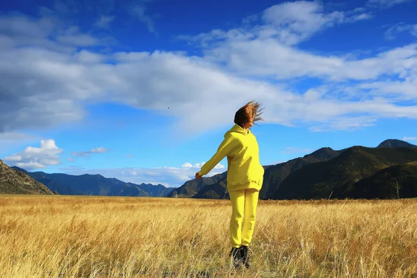 Campo Montagne Salto Ragazza Stile Vita Attivo All Aperto Libertà — Foto Stock