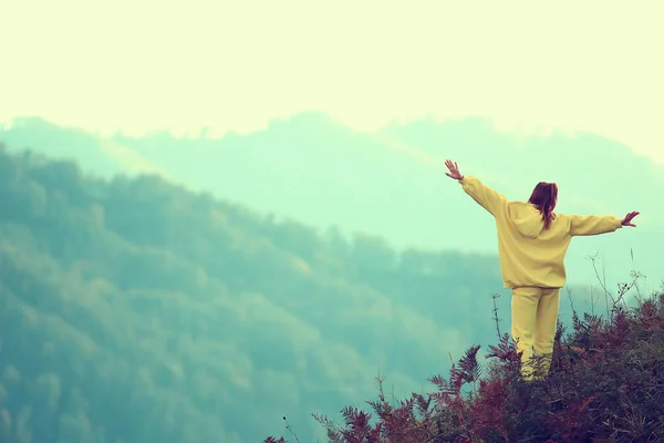 Montanha Menina Levantou Mãos Para Cima Aventura Natureza Liberdade Feminino — Fotografia de Stock