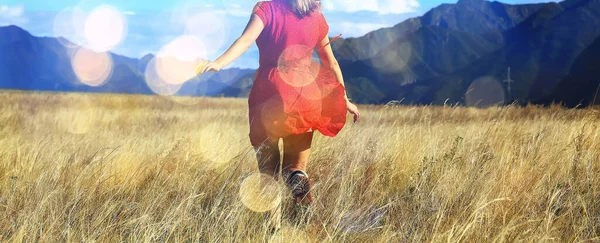 Montagna Viaggio Campo Ragazza Libertà Felicità Concetto Attivo — Foto Stock