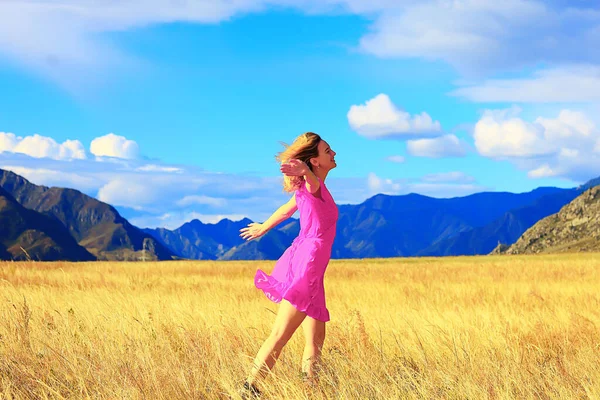 Ragazza Nel Campo Montagne Vestire Libertà Eco Friendly Paesaggio Estivo — Foto Stock