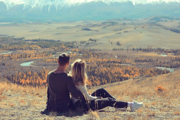 Dağlarda Kucaklaşan Çiftler Romantik Mutluluk Maceraları Birlikte Aktif — Stok fotoğraf
